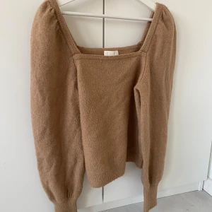 Beige tröja från H&M - Säljer en mysig beige tröja från H&M. Tröjan har en fyrkantig halsringning och långa ärmar.