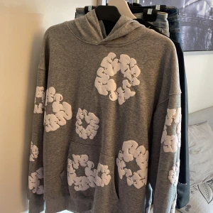 Grå hoodie från Denim Tears - Säljer en grå hoodie från Denim Tears i storlek M. Den är i mycket bra skick men används inte längre