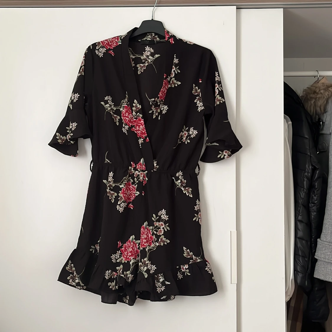 Svart blommig klänning från SHK Paris - 1