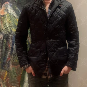 Quiltad Jacka Barbour - Säljer en quiltad jacka från barbour i marinblå färg🌊Jackan är i storlek S men sitter lika bra som M🔝Perfekt jacka inför våren och svalare kvällar☀️🌷Nypris runt 2500kr💳Hör av er vid frågor🥂
