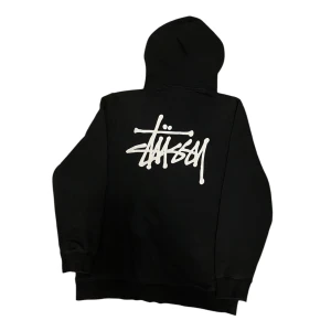 Stussy hoodie - Basic Stussy hoodie i svart som är äkta. Skickar samma dag som köpes och trycket är lite spruckit men det är inga hål🙂