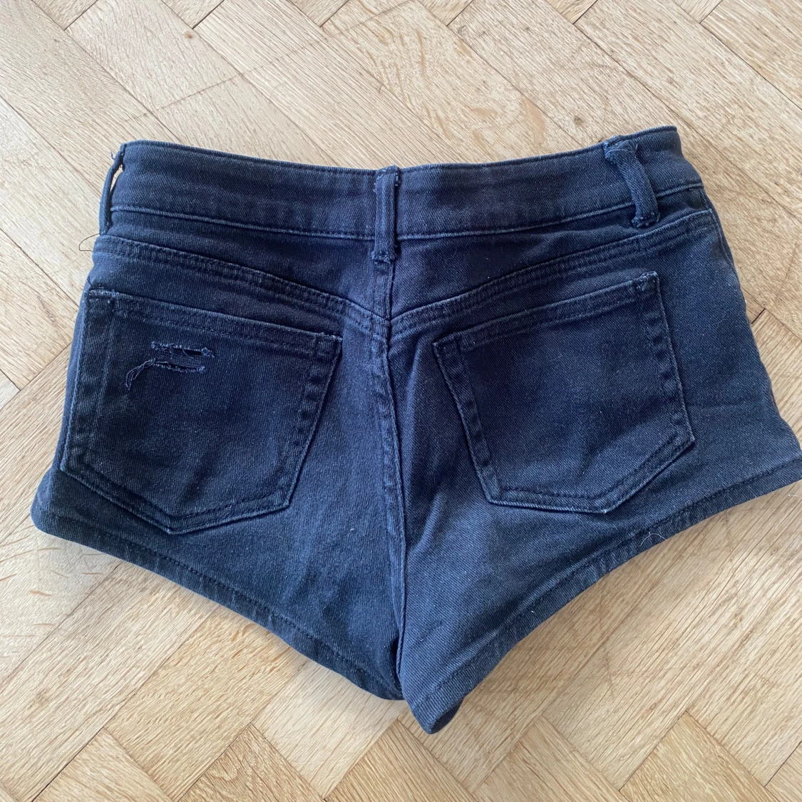 Svarta jeansshorts från H&M Divided - 1