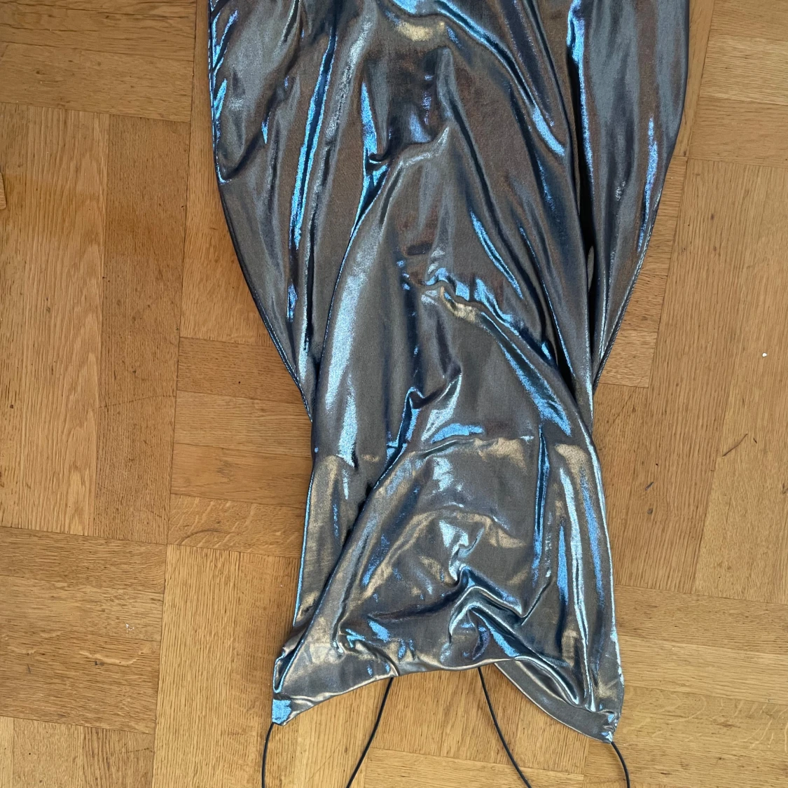 Silverfärgad klänning från Bik Bok - 3