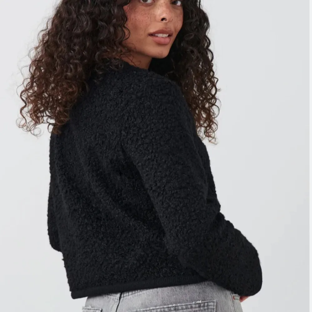 Snygg svart jacka från Gina Tricot med guldknappar framtill. Jackan har en normal passform och är långärmad, perfekt för höst och vår. Koftan är i fint skick och är knappt använd. . Neuletakit & Villapaidat.