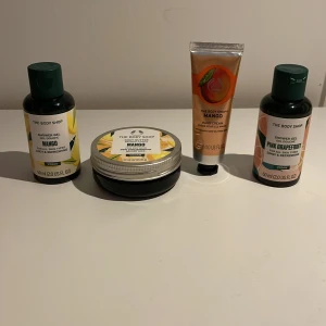 Hudvårdsprodukter från The Body Shop - Säljer ett set med hudvårdsprodukter från The Body Shop. Inkluderar Mango Shower Gel (60 ml), Mango Body Butter (50 ml) och Mango Hand Cream (30 ml). Alla produkter är veganska och har en fräsch doft av mango. Perfekt för att återfukta och vårda huden.
