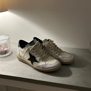 Golden goose skor - Snygga vita sneakers från Golden Goose. Skorna är i bra skick utan några större defekter förutom smutsiga och liten skada på sulor, ses på bild 5. Ingen box eller dustbag medföljer,  Hör av dig vid frågor eller funderingar!