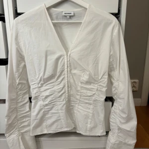 "Skjortblus"  - Säljer denna fina skjortblus ifrån weekday! Endast använd en gång! Nypris 500 säljes för 400 kan tänkas gå ned i pris vid snabbt köp ❤️