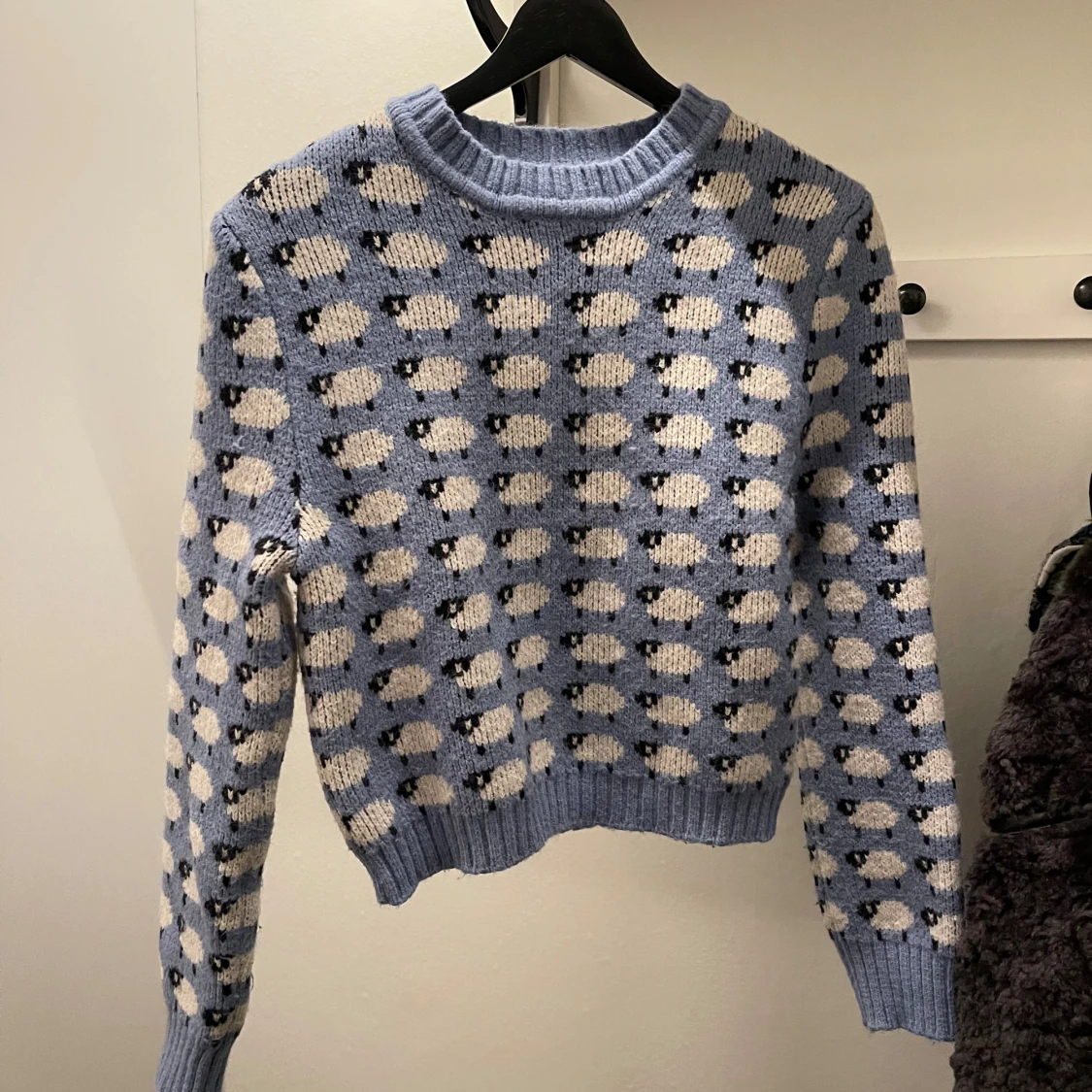 Blå stickad tröja med fårmönster från BBWM Woman