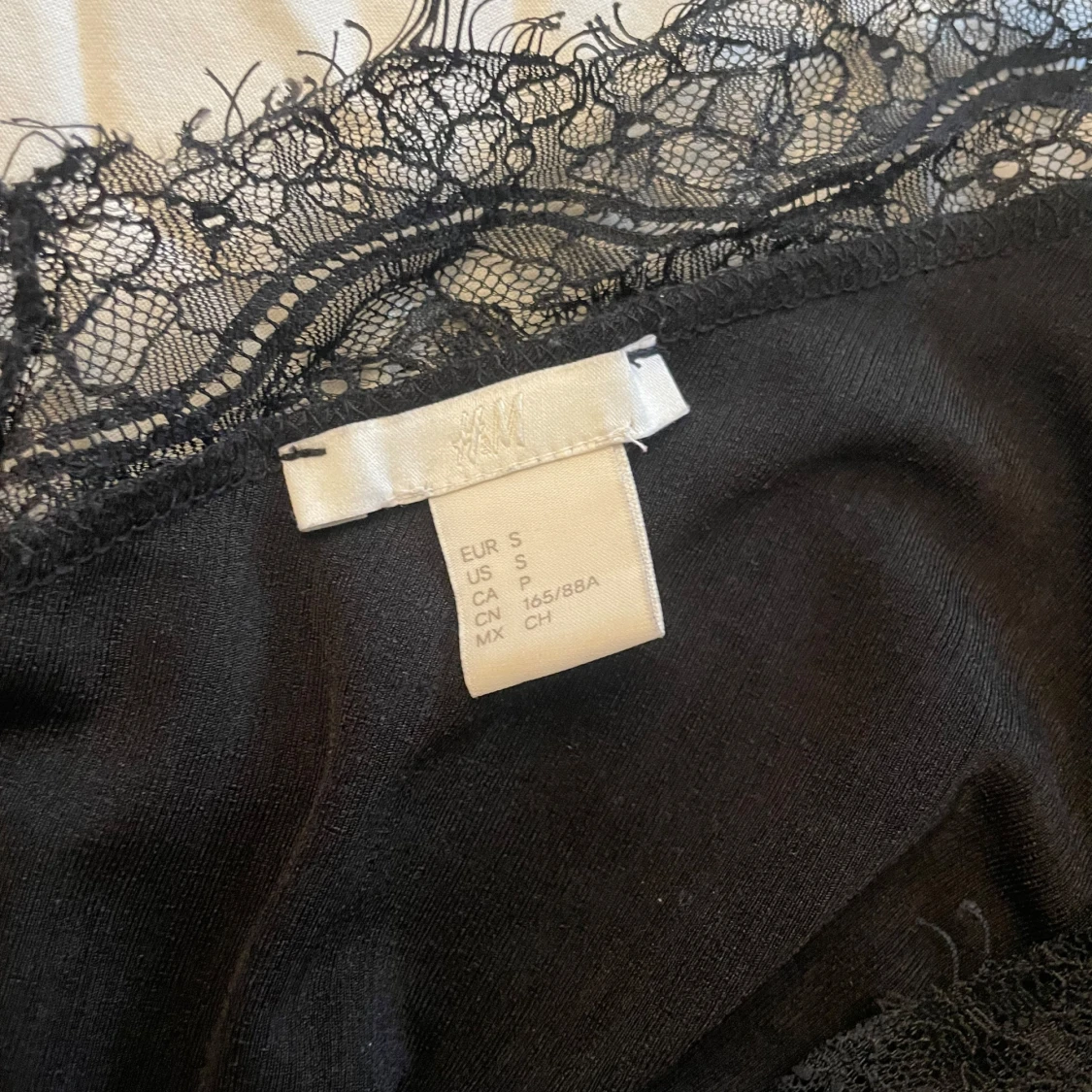 Svart långärmad topp med spetsdetaljer - 4