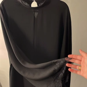 Abaya -  Fin abaya med vackra spetsdetaljer på slutet av ärmarna. Passar till både vardag men även speciella tillfällen. Jätte fin material nu till våren/sommaren. One size. Användes 2/3 gånger 
