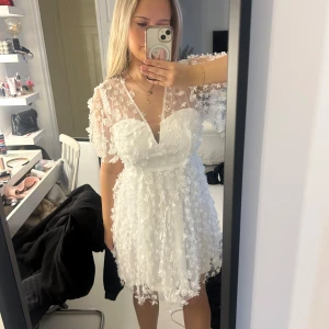 Vit spetsklänning - Super fin klänning! Använd endast 1 gång. Nypris 999 kr från Nelly. Perfekt till studenten. Storlek 36 men passar XS-M🥰