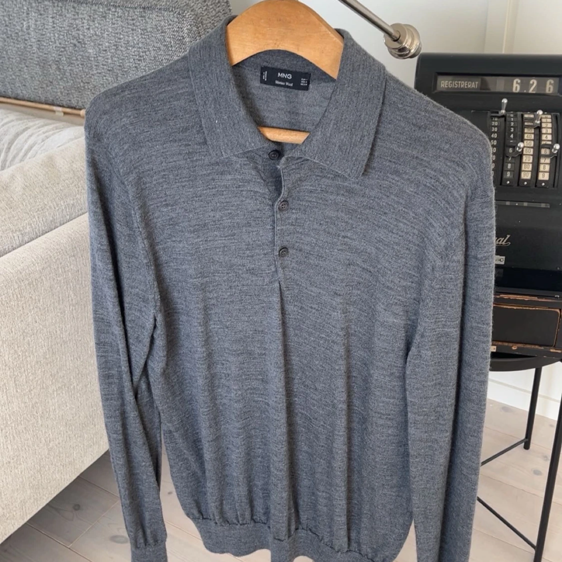 Grå pikétröja från Mango