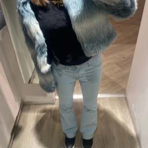 Utsvängda jeans  - Utsvängda jeans med låg/mid midja , knappt använda. Ljusblå strl 168 passar xs 🩷