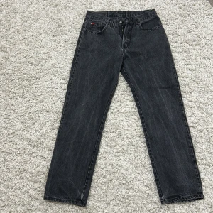 Svarta jeansbyxor från Lee Cooper - Snygga svarta jeansbyxor från Lee Cooper med klassisk femficksdesign och knappgylf. Perfekta för en avslappnad stil med en vintage touch. Köpte secondhand men jag har aldrig använt. Står ingen storlek i men när jag köpte stog det W33. Pris kan diskuteras 