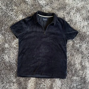 Piké i velour  - Skön piké från bondelid i bra skick. Funkar S-M, skriv för frågor!