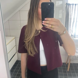 Vinröd kofta  - Snygg vinröd kofta från Gina tricot, säljs inte längre! Använd endast en gång