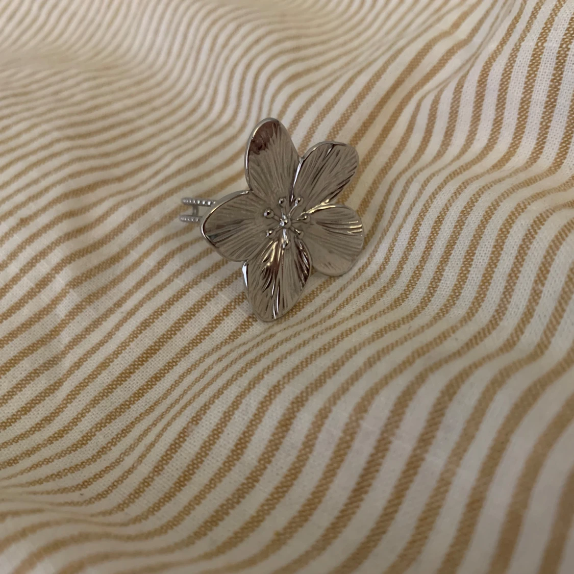 Silverfärgad blomring