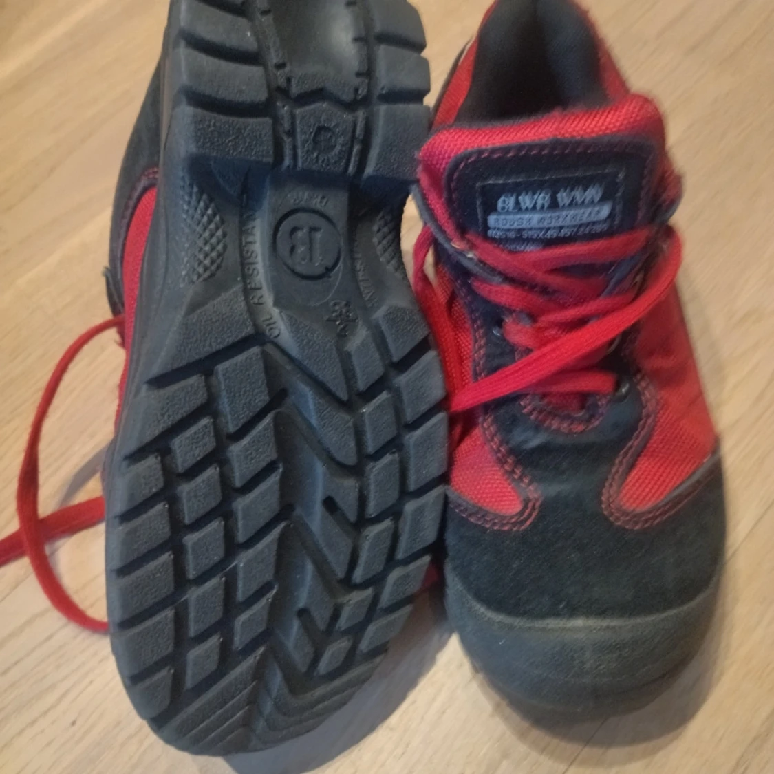 Röda och svarta skor med snörning - 1