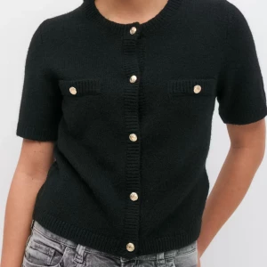 Svart kofta med korta ärmar och knappar - Helt ny och oanvänd så snygg svart kofta med korta ärmar och dekorativa knappar framtill. Perfekt för en stilren look!! Strl 170 men sitter perfekt på mig som är 163❤️❤️