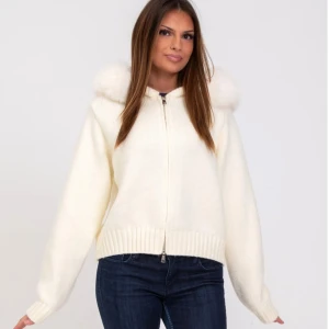 Vit stickad jacka med pälshuva - Intressekoll på min jätte fina alessa jacka som är väldigt trendig just nu, använd 1 gång. Nypriss 2200💘💘