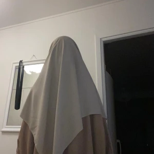 Beige hijab och abaya - Dessa säljs tillsammans. De är använda men har inga tecken på användning. Passar 155-162cm och är i storlek S men passar även M.