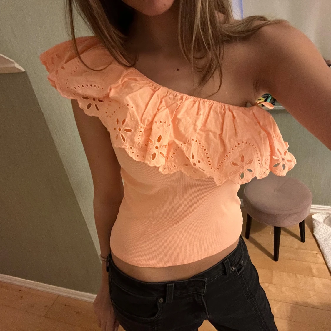 Aprikosfärgad offshoulder topp med volang 