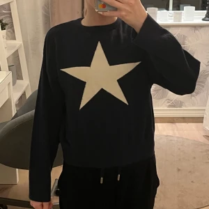 Mörkblå finstickad tröja med stjärna  - Säljer en mörkblå fin stickad tröja från Gina Tricot med en stor vit stjärna på framsidan. Tröjan har långa ärmar och en bekväm passform. Perfekt för en fin men ändå skön stil. Den kostade 279 kr i butik. Använd runt 5 gånger men är som nytt skick. Super skön och jätte fin 😍 Hör av dig vid intresse! ⭐️