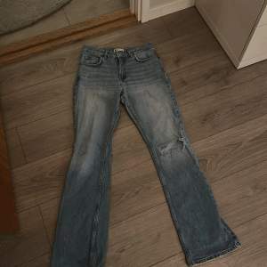 Säljer nu mina snygga jeans från Gina tricot som tyvärr har blivit för små för mig, det är storlek 38! De är lågmidjade och perfekt nu inför våren. Det är ett litet hål i bak vid fickan men syns knappt när man har på sig dom, går även att laga 🥰skriv för bilder 