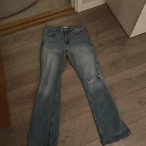 Blå jeans från Gina tricot perfect jeans - Säljer nu mina snygga jeans från Gina tricot som tyvärr har blivit för små för mig, det är storlek 38! De är lågmidjade och perfekt nu inför våren. Det är ett litet hål i bak vid fickan men syns knappt när man har på sig dom, går även att laga 🥰skriv för bilder 