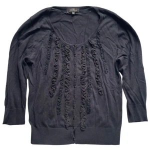 Trekvartsärmad kofta från Alice Bizous  - Svart cardigan kofta med trekvartsärm, krusiduller och små svarta knappar 🤍Jag brukar ha strl XS/S för referens 