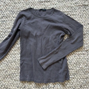 Brandy tröja - Grå randig tröja från Brandy Melville i bra skick🥰