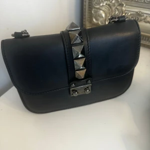 Valentino glam lock - Dustbag och kvitto från reparation finns💕💕 finns endast en svag defekt på framsidan (syns på sista bilden)🥰