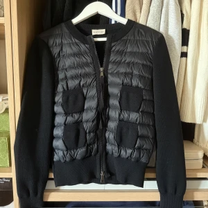 Moncler cardigan - Populära koftan från Moncler som inte är min stil längre. Väldigt bra skick, inga tecken på användning. Nypris 9 505 kr