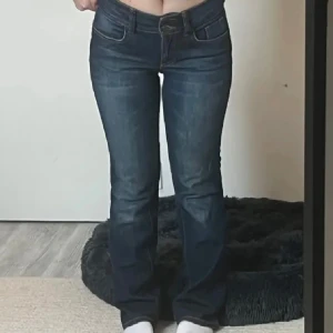 Jeans - (Lånade bilder) Så fina lågmidjade jeans som tyvärr blivit för små på mig. ❤️Skriv om ni har frågor eller vill ha fler bilder❤️