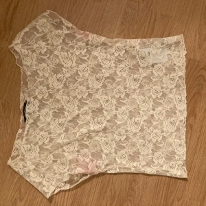 Vit spetsblus - Säljer en elegant vit spetsblus med blommigt mönster. Köpte från Gina och säljer även en i samma modell fast röd !💗
