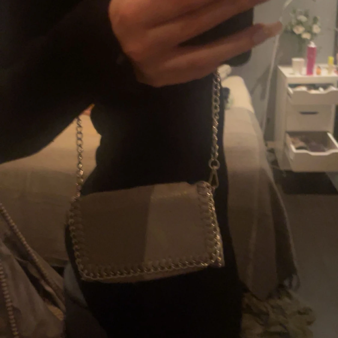 Grå axelväska med kedjedetaljer - 2