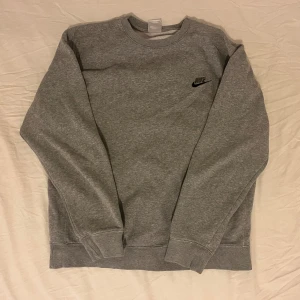 grå nike sweatshirt - avslappnad grå nike sweatshirt, passar lite oversized
