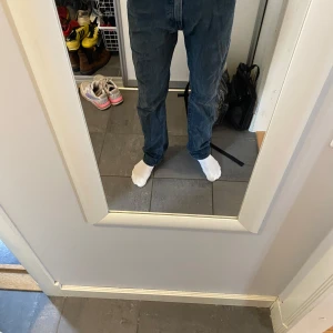 Levis 551z jeans  - Snygga blå jeansbyxor från Levi’s med en klassisk design i storlek 30/34. De har en rak/slim tidlös passform. Jeansen är av mycket hög kvalitet och kommer antagligen hålla en livstid. De är i my mycket bra skick helt utan defekter. Nypris: 1350kr mitt pris: 500kr Hör av dig vid funderingar!