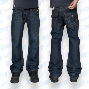 True Religion baggy/bootcut jeans💙 - storlek w30• Mått: Längd: 113cm Innerbenslängd: 89cm midjebredd: 43cm lårbredd: 28,5cm Benöppning: 24cm • OBS! Lite fläckigt på ena benet som nog går bort i tvätten (se bild), och lite heelbite •  Vid frågor, meddela här! 💙