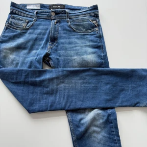 Blå jeans från Replay - Snygga blå jeans från Replay. Säljer min gamla jeans ganska bra skick men, priset är inte hugget i sten!