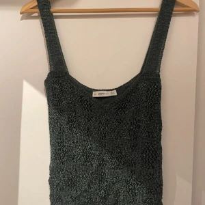 Stickat Zara linne  - Säljer ett grönt stickat linne från zara💗Ganska liten i storleken, så skulle mer säga att den är S!