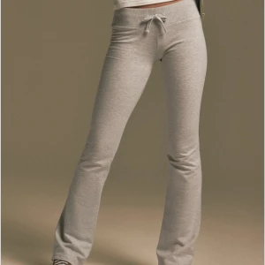 Grå lågmidjade sköna byxor från Nelly - Som nya och har aldrig används därav försäljning💕💕Lågmidjade och snörning i midjan, passa på med fri frakt idag!!