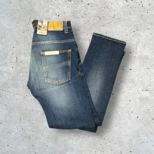 Nudie Jeans med prislapp - Nudie jeans - skick 10/10 med prislapp - storlek W29 L28 - modell: Thin Finn - nypris ca 1599 mitt pris 629kr - pris kan diskuteras vid snabb affar!
