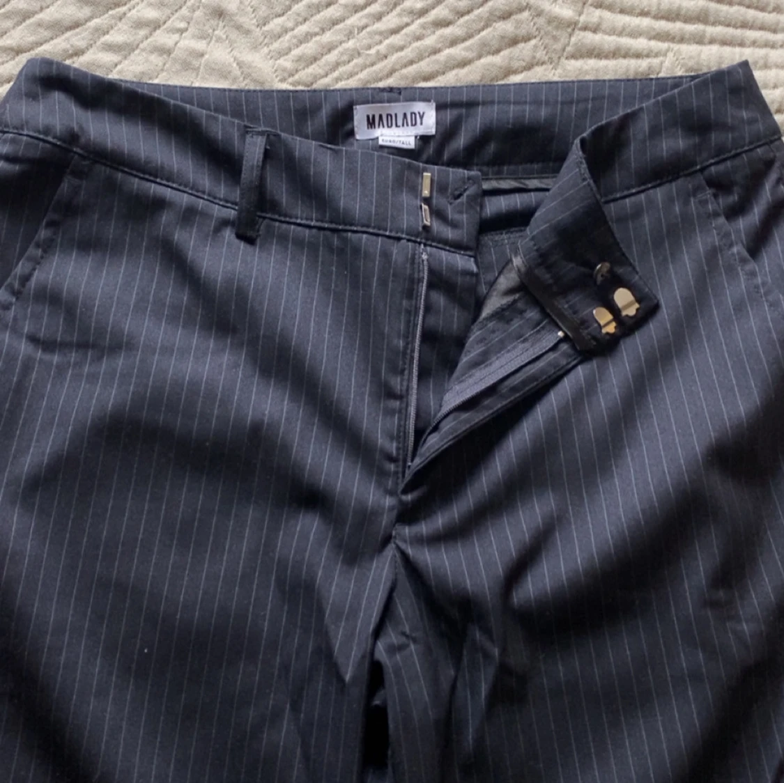 Svarta randiga kostymbyxor från Madlady - 2