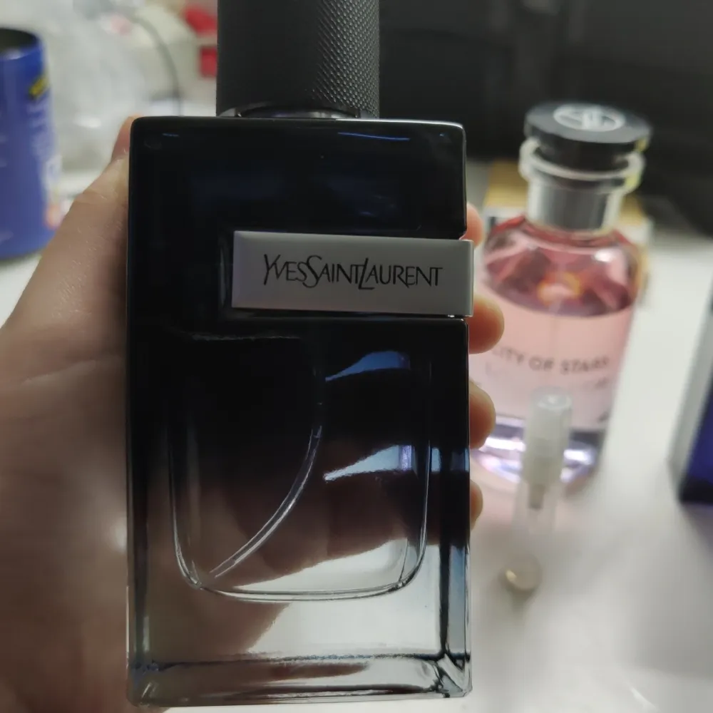Tre eleganta parfymsamples: Yves Saint Laurent, City of Stars och Versace Dylan blue. Perfekta för att ge en lyxig touch till din doftsamling.. Perfume.
