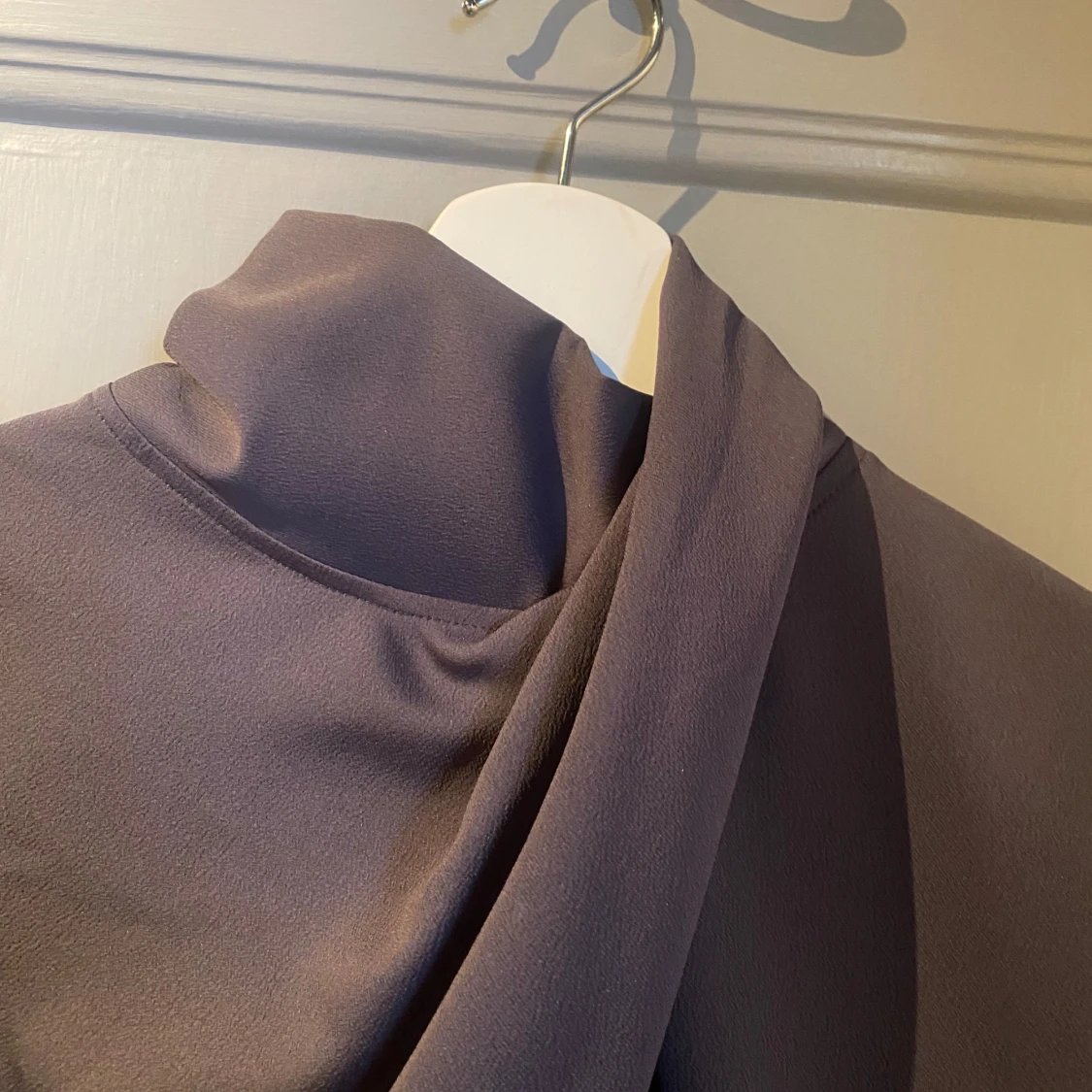 Grå långärmad blus med draperad krage - 2