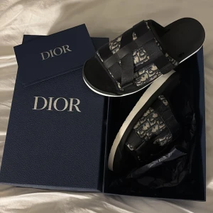 Dior slides - Dior Slides med orginal kvitto i str 41.5, skicket är suveränt och dom är aldrig använda ute! Original pris ligger på 690€ för tillfället på diors hemsida och allt medföljer vid köp.