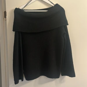 Svart offshoulder tröja - Snygg svart offshoulder tröja med långa ärmar. Perfekt för kyligare dagar och ger en stilren look. Passar bra till både jeans och kjol. Stor i storleken