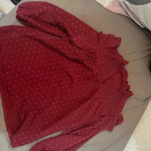 Vinröd blus  - Köpte på plick/aldrig använt. I jättebra skick.