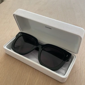 Svarta solglasögon från Chimi - Nya svarta Chimi 008 solglasögon. Använda 2 gånger så skicket är som nytt. 